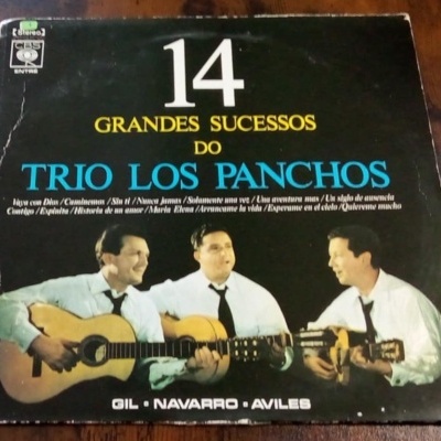 Capa de disco 14 grandes sucessos do Trio Los Panchos com três homens a tocar guitarra