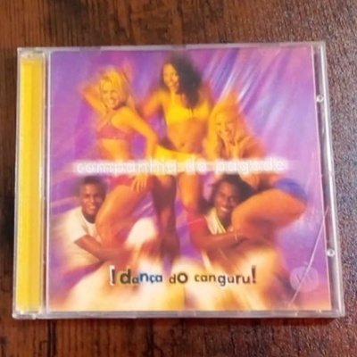 Capa de CD mostrando cinco pessoas em poses animadas com texto 'companhia de pagode' e '[dança dO canguru!]'.