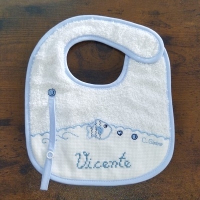 Babete branco com bordado azul do nome Vicente e peixe