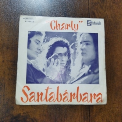 Disco vinil Santalárbara Charly com fotografia a preto e branco e texto laranja