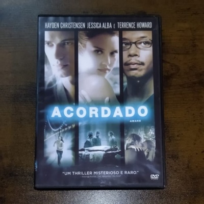 Capa do DVD do filme 'Acordado' com imagem dos atores e cenas do filme