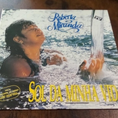 Capa de disco Sol da Minha Vida de Roberta Miranda com imagem de mulher na água e textos destacados
