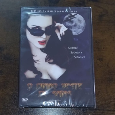 Capa DVD mulher cabelo e óculos pretos lábios vermelhos com lua ao fundo e texto do título e elenco