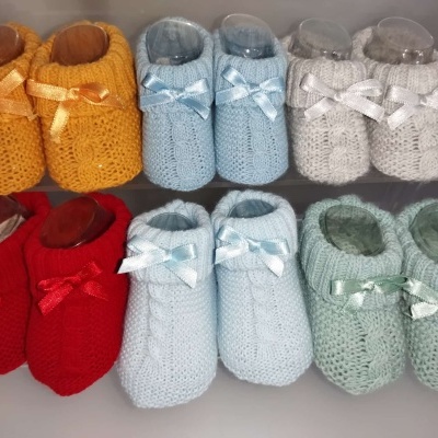 Sapatinhos de bebé tricotados com laços em diferentes cores