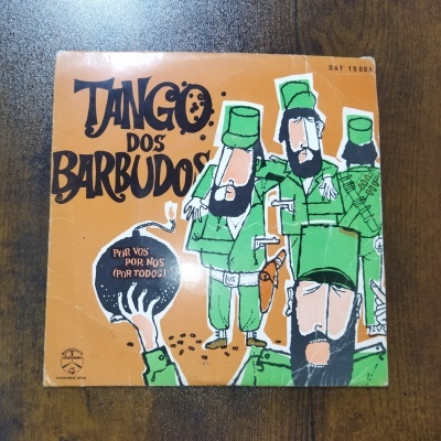 Capa de disco TANGO DOS BARBUDOS com homens de barba e uniforme verde em fundo laranja.