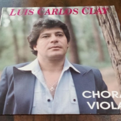 Capa de vinil com homem em floresta e texto LUIS CARLOS CLAY CHORA VIOLA