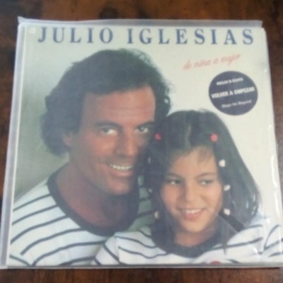 Capa de disco vinil de Julio Iglesias com homem e rapariga com camisolas às riscas