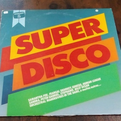 Caixa de vinil SUPER DISCO com nomes de artistas na capa