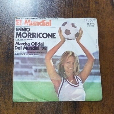 Capa vintage de disco vinil El Mundial de Ennio Morricone com mulher segurando bola de futebol