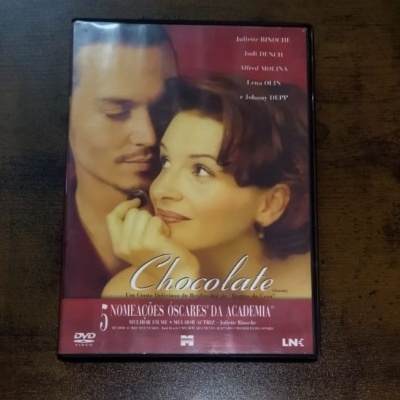 DVD do filme Chocolate com capa vermelha e atores principais