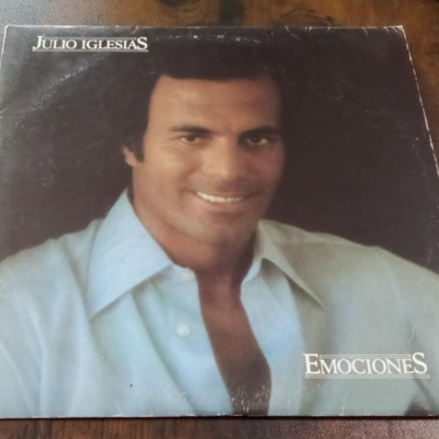 Capa de vinil Julio Iglesias com camisa azul e fundo escuro