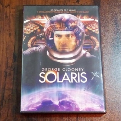 Capa do DVD do filme Solaris com astronauta e elementos espaciais