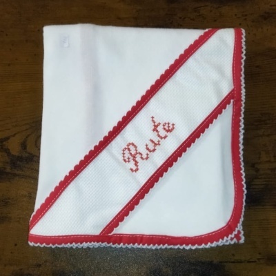 fralda branca com borda e bordado vermelhos