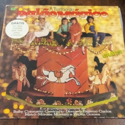 Capa de disco A Turma do Balão Mágico com crianças sentadas em carrossel desenhado a cores