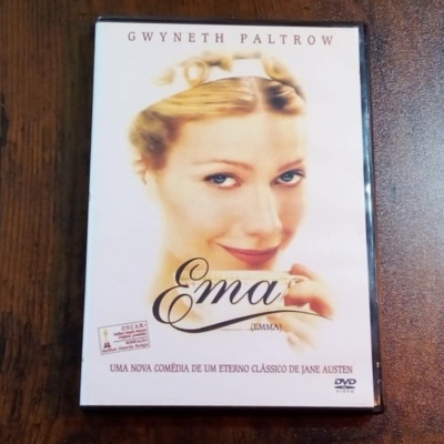 Capa de DVD do filme Emma com Gwyneth Paltrow e texto em português