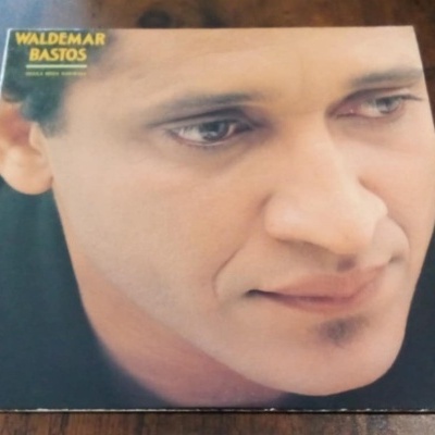 Capa de vinil com rosto masculino e texto Waldemar Bastos