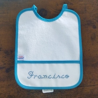 Babete branco com bordas azuis e nome Francisco bordado
