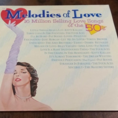 Capa de álbum Melodies of Love com mulher e texto das canções