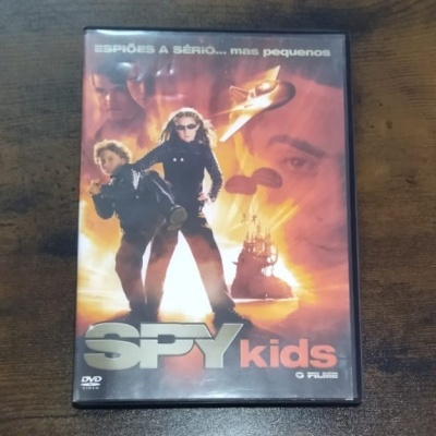 Capa de DVD do filme SPY kids com dois jovens agentes em pose e texto em português
