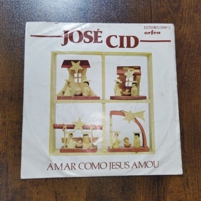 Capa de disco vinil com presépios de madeira e texto José Cid Amar Como Jesus Amou