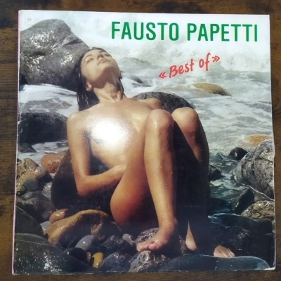 Capa de disco em vinil com mulher nua sentada em pedras e texto Fausto Papetti Best of