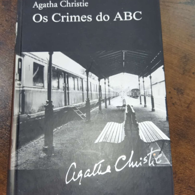 Capa do livro Os Crimes do ABC de Agatha Christie com imagem de estação de comboios
