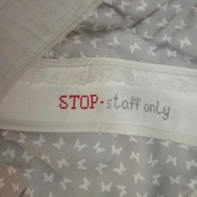 Cobertor cinza com borboletas brancas e borda branca com bordado