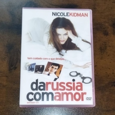 Capa DVD filme com mulher de cabelo castanho deitada, título 'da rússia com amor' e algemas