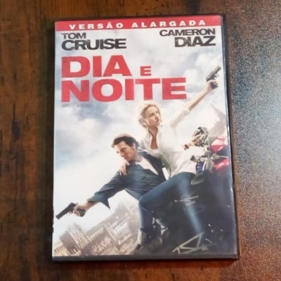 Caixa de DVD do filme Dia e Noite com atores e armas