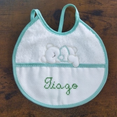 Babete de bebé branco com borda verde água e bordado de ursinho e nome Tiago