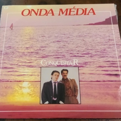 Capa de vinil Onda Média com mar ao pôr do sol, texto e fotografia de dois homens