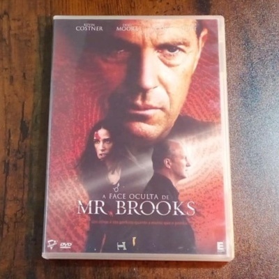 Capa de DVD de filme com homens e mulher em fundo vermelho