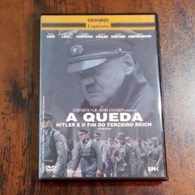 Capa de DVD a preto e branco de filme histórico sobre Hitler e o Terceiro Reich