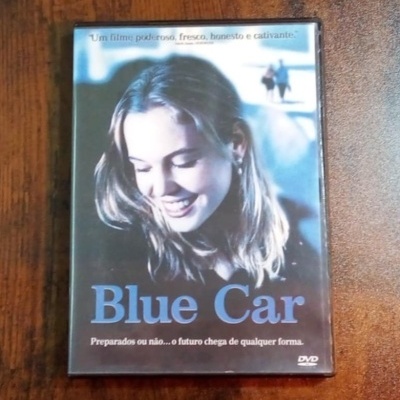 Capa do DVD do filme Blue Car com jovem mulher loira sorridente e texto em português