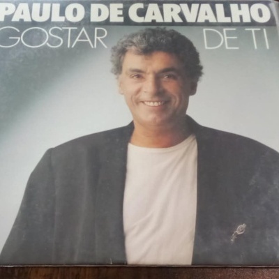 Capa de disco em vinil Paulo de Carvalho Gostar de Ti com fotografia de homem e fundo cinza.