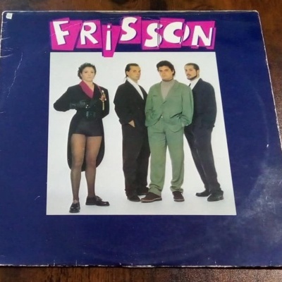 Capa de disco vinil Frisson com banda em fundo branco sobre fundo azul.