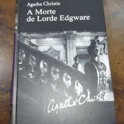 Capa do livro A Morte de Lorde Edgware de Agatha Christie em preto e branco com escadaria e estátuas