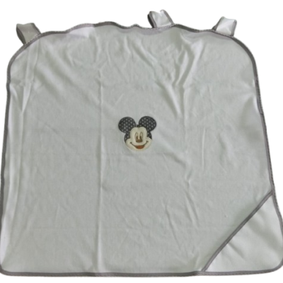 Toalha branca com bordas cinzentas e rosto do Mickey no centro