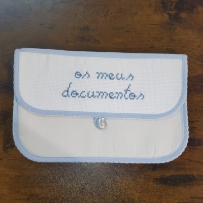 Bolsa branca com borda azul e texto bordado azul 