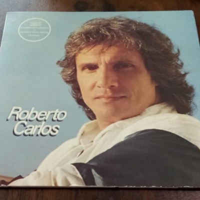 Capa de álbum de vinil de Roberto Carlos com fotografia do cantor em fundo azul claro