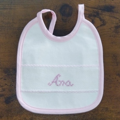 Babete branco com bordas rosa e nome Ana bordado em rosa
