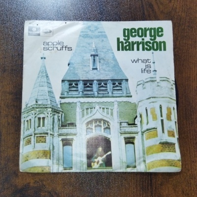 Capa de disco vinil com castelo e texto de George Harrison