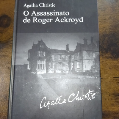 Capa de livro cinza escuro com título e imagem de uma casa grande