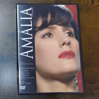 Capa de DVD de Amália O Filme mostrando rosto de mulher com lábios vermelhos