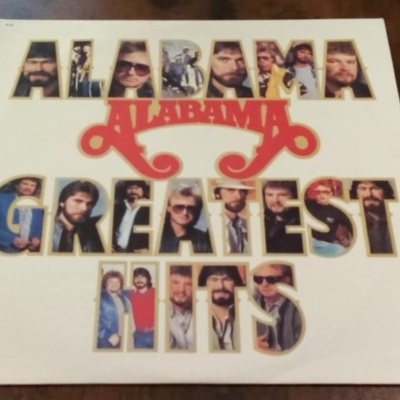 Capa de álbum de vinil Alabama Greatest Hits com letras preenchidas por fotos da banda