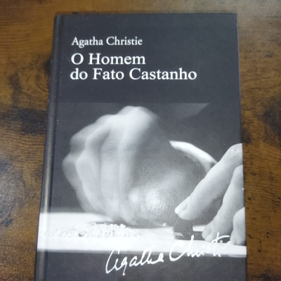 Livro O Homem do Fato Castanho de Agatha Christie com capa preta e branco