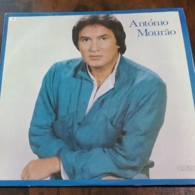 Capa de vinil com foto de homem e texto António Mourão