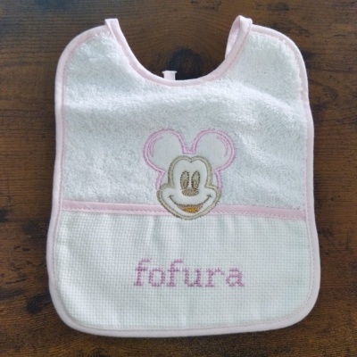 Babete branco com bordados rosa e rosto de rato
