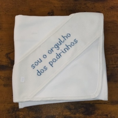Toalha branca com bordado azul 
