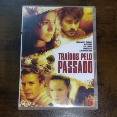Capa de DVD do filme TRAÍDOS PELO PASSADO com rostos de cinco pessoas